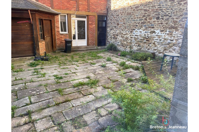 Murs commerciaux 92 m² à Fougères, axe passant.