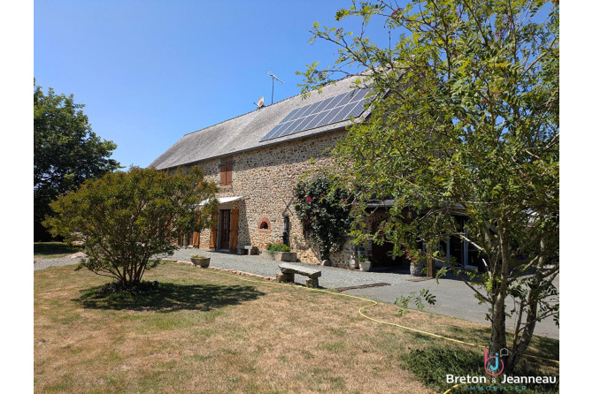 Maison en pierre avec étang sur 9 hectares à 5 min d'Évron