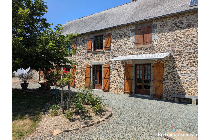 Maison en pierre avec étang sur 9 hectares à 5 min d'Évron