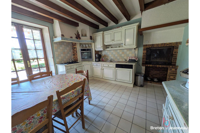 Maison en pierre avec étang sur 9 hectares à 5 min d'Évron