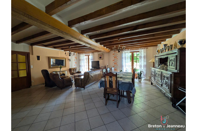 Maison en pierre avec étang sur 9 hectares à 5 min d'Évron