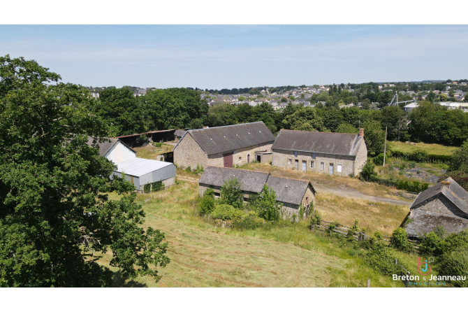 Ancien Corps de ferme sur 2 ha 42 à Villaines La Juhel