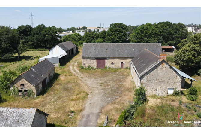 Ancien Corps de ferme sur 2 ha 42 à Villaines La Juhel