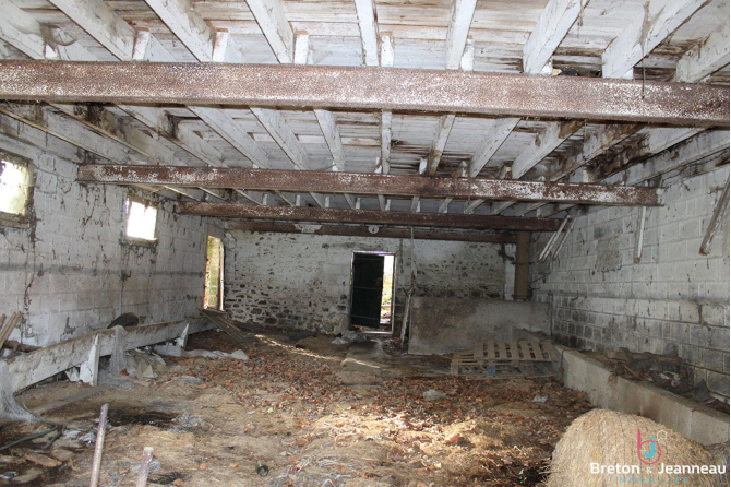 Bâtiments avec ancienne maison à Ernée