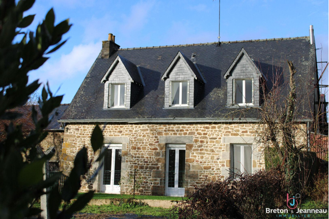 Corps de ferme sur 2 ha 52 à Ernée