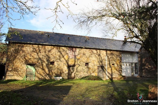 Corps de ferme sur 2 ha 52 à Ernée