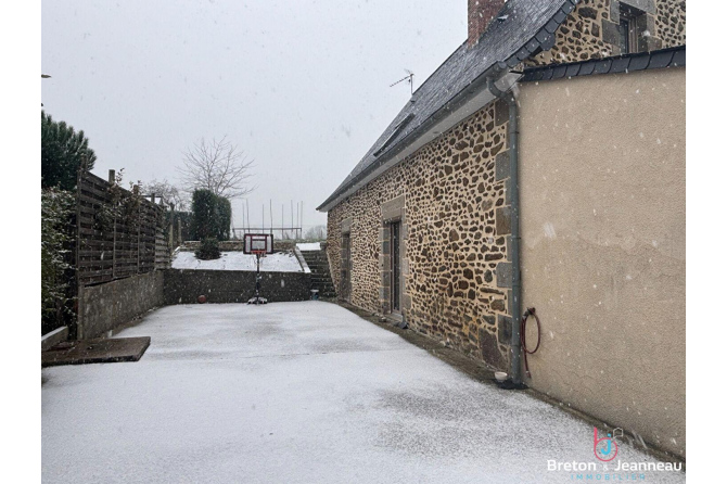 Longère en pierres à Mayenne