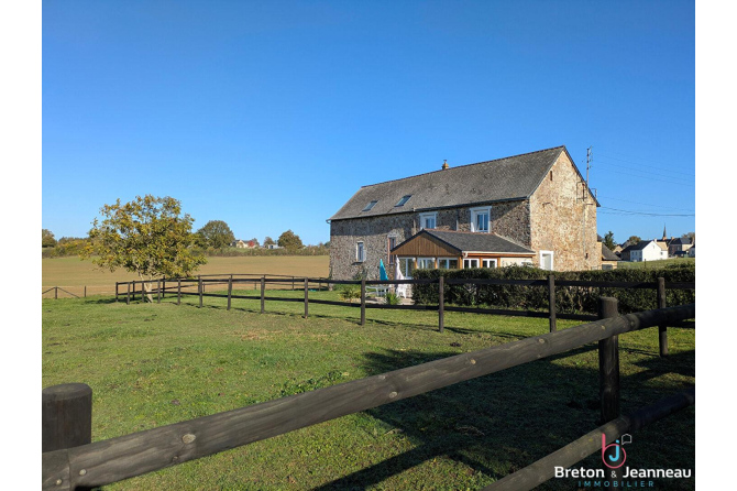 Corps de ferme avec dépendances secteur VAIGES