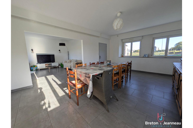 Corps de ferme avec dépendances secteur VAIGES