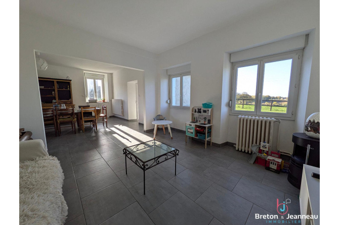 Corps de ferme avec dépendances secteur VAIGES