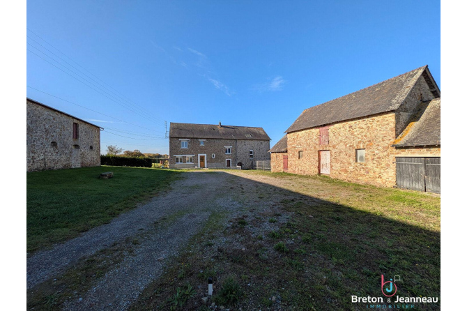 Corps de ferme avec dépendances secteur VAIGES