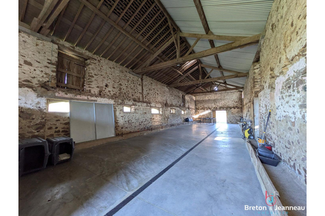 Corps de ferme avec dépendances secteur VAIGES