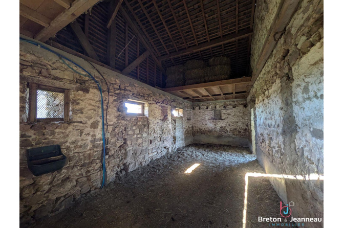 Corps de ferme avec dépendances secteur VAIGES