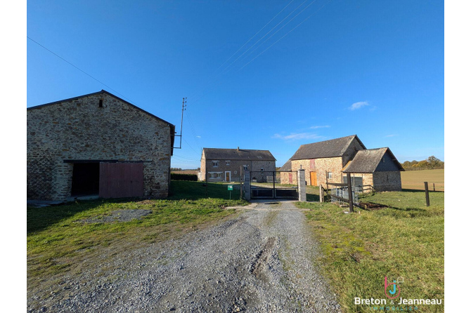 Corps de ferme avec dépendances secteur VAIGES