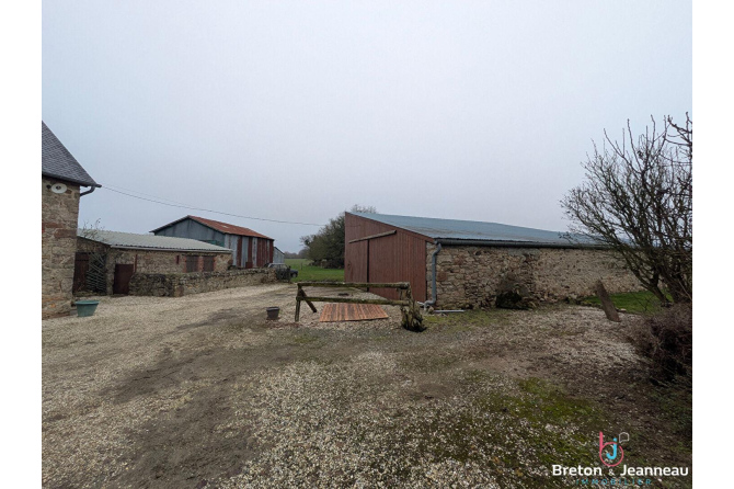 Maison de campagne sans voisin entre Montsûrs et Evron