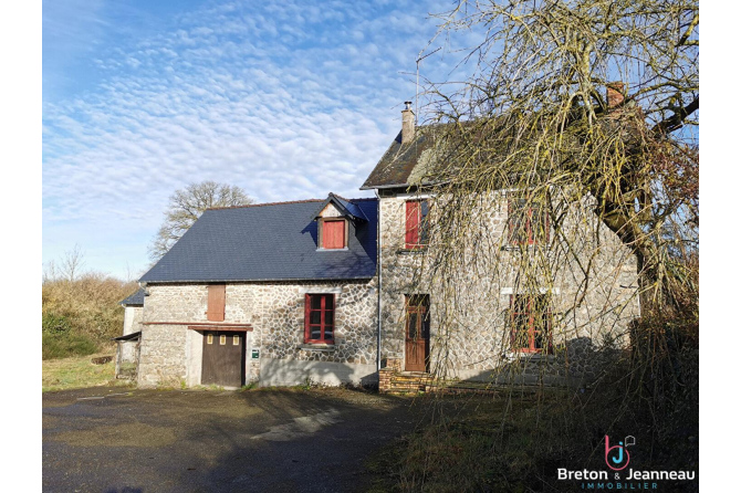 Ancien corps de ferme sur 4,2 ha de terres à Grazay
