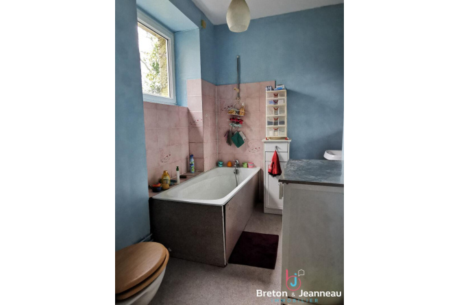 Ancien corps de ferme sur 4,2 ha de terres à Grazay