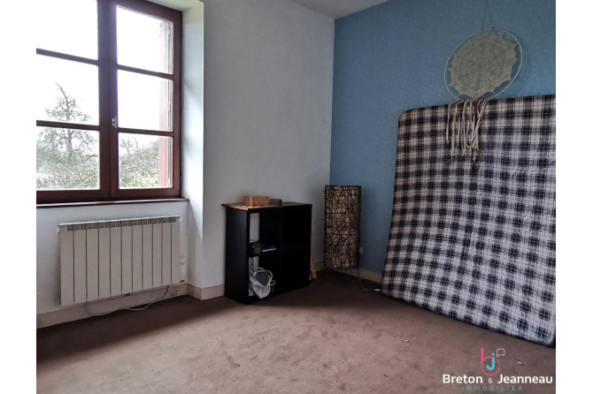 Ancien corps de ferme sur 4,2 ha de terres à Grazay