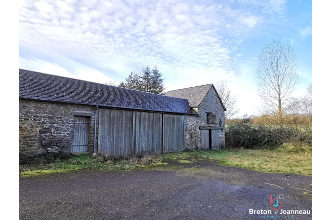 Ancien corps de ferme sur 4,2 ha de terres à Grazay