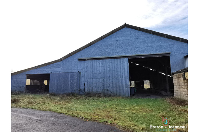 Ancien corps de ferme sur 4,2 ha de terres à Grazay