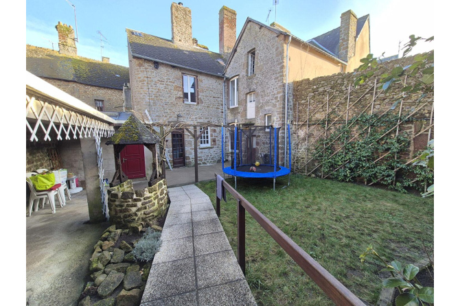 Maison en pierres au coeur de Lassay les Châteaux