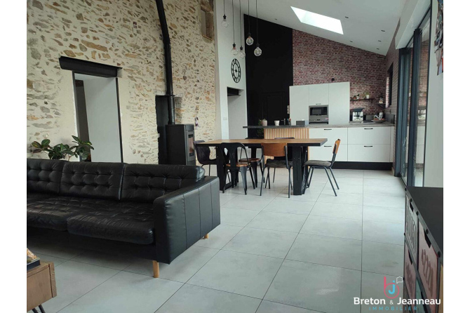 Charmante maison en pierre centre de Saint-Berthevin