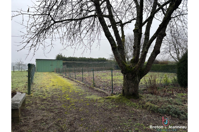 Terrain de loisirs de 2 ha 22 avec plan d'eau à Chalons du Maine