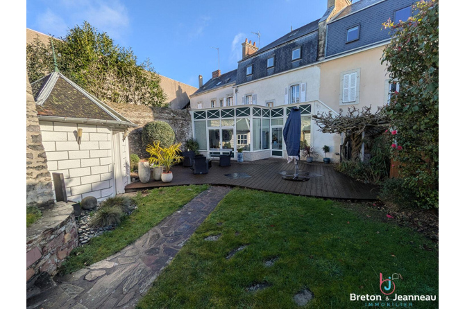 Maison 53000 10 pièce(s) 255 m2