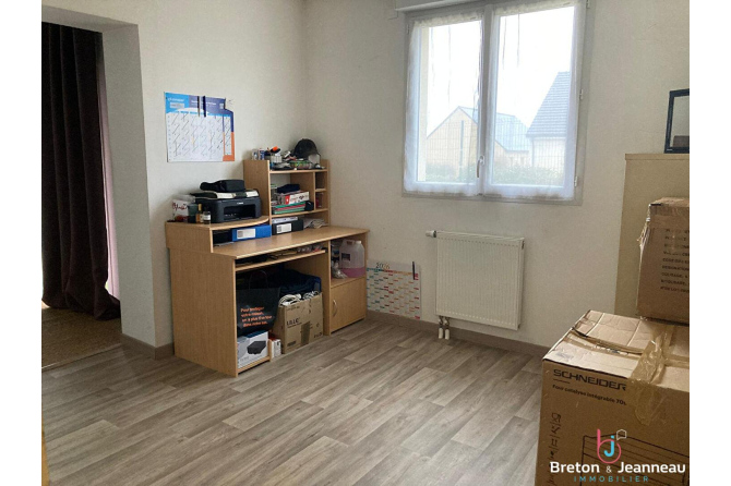 Maison récente à Meslay du Maine