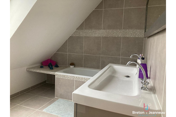 Maison récente à Meslay du Maine