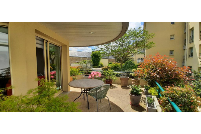 T5 apartment with terrace - Laval Rive Gauche Avesnières