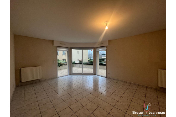 T5 apartment with terrace - Laval Rive Gauche Avesnières