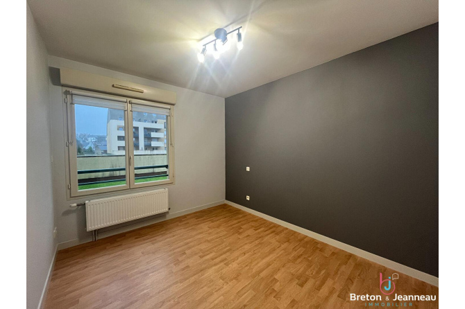 T5 apartment with terrace - Laval Rive Gauche Avesnières