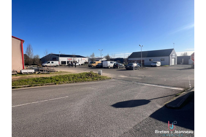 Local professionnel de 445 m² libre à Chateau Gontier