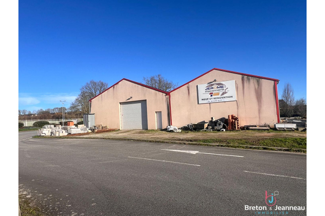 Local professionnel de 445 m² libre à Chateau Gontier