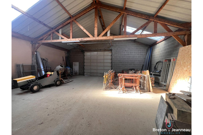 Local professionnel de 445 m² libre à Chateau Gontier