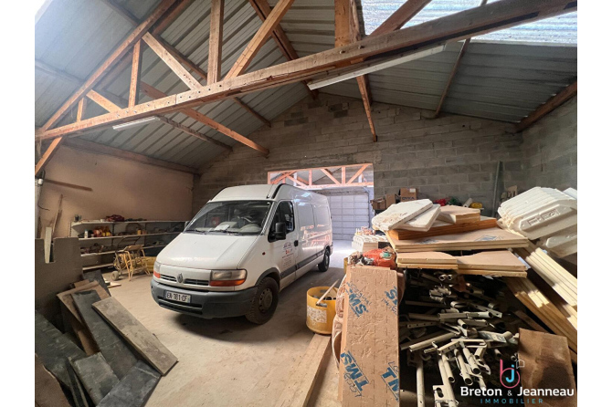 Local professionnel de 445 m² libre à Chateau Gontier