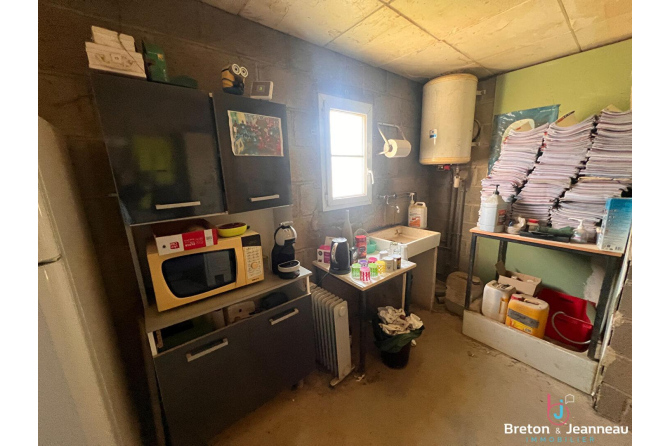 Local professionnel de 445 m² libre à Chateau Gontier