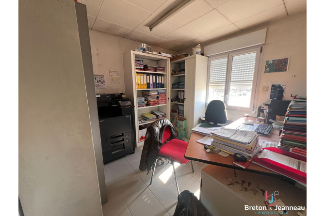 Local professionnel de 445 m² libre à Chateau Gontier