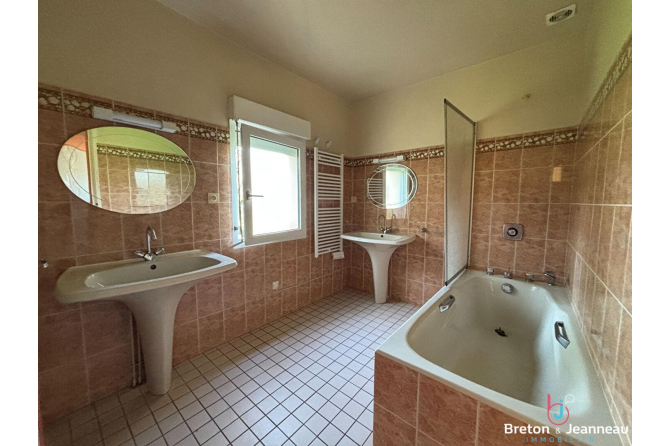 Ensemble immobilier sur 4 hectares secteur Château-Gontier