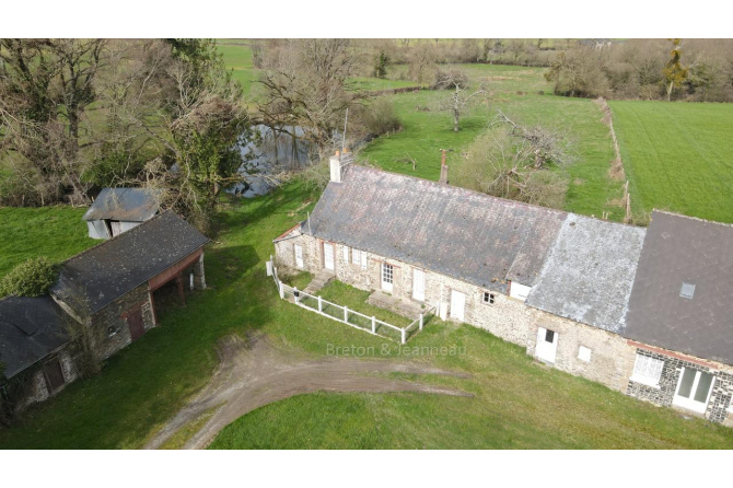 Fermette sur 2 ha 75 à Javron les Chapelles