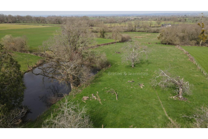Fermette sur 2 ha 75 à Javron les Chapelles