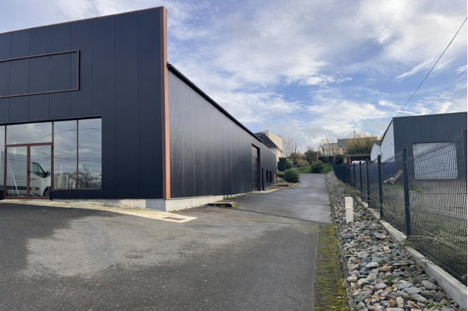 LOCAL COMMERCIAL SAINT BERTHEVIN