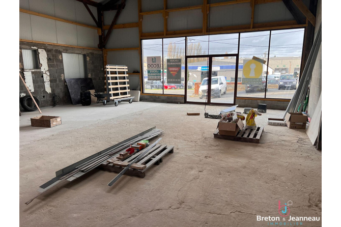 LOCAL COMMERCIAL SAINT BERTHEVIN