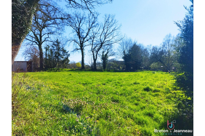 Terrain constructible de 1500 m² - Mayenne