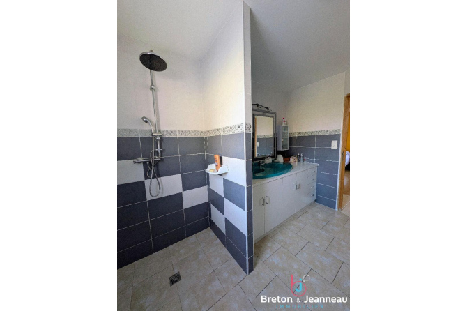 Maison de plain-pied sur 1 ha 74 secteur Evron