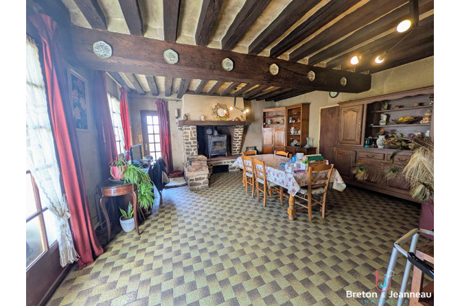 Maison en pierres avec 8 hectares proche du Mans