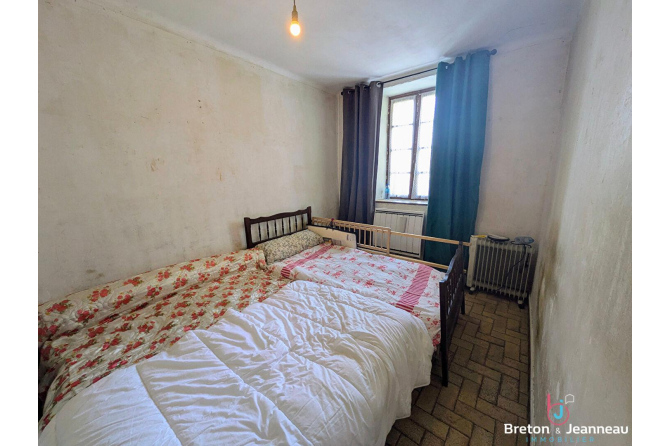 Maison en pierres avec 8 hectares proche du Mans