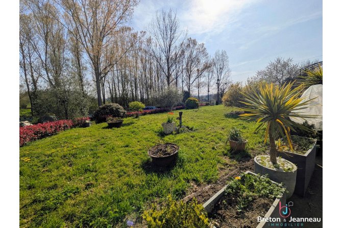 Maison en pierres avec 8 hectares proche du Mans