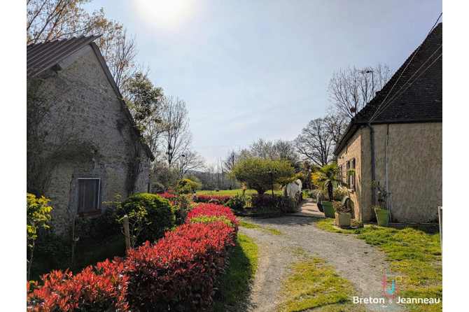 Maison en pierres avec 8 hectares proche du Mans